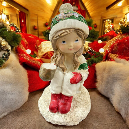 Formano Winterkind Mädchen mit grüner Mütze und roter Fausthandschuh-Dekofigur, weihnachtlich arrangiert.