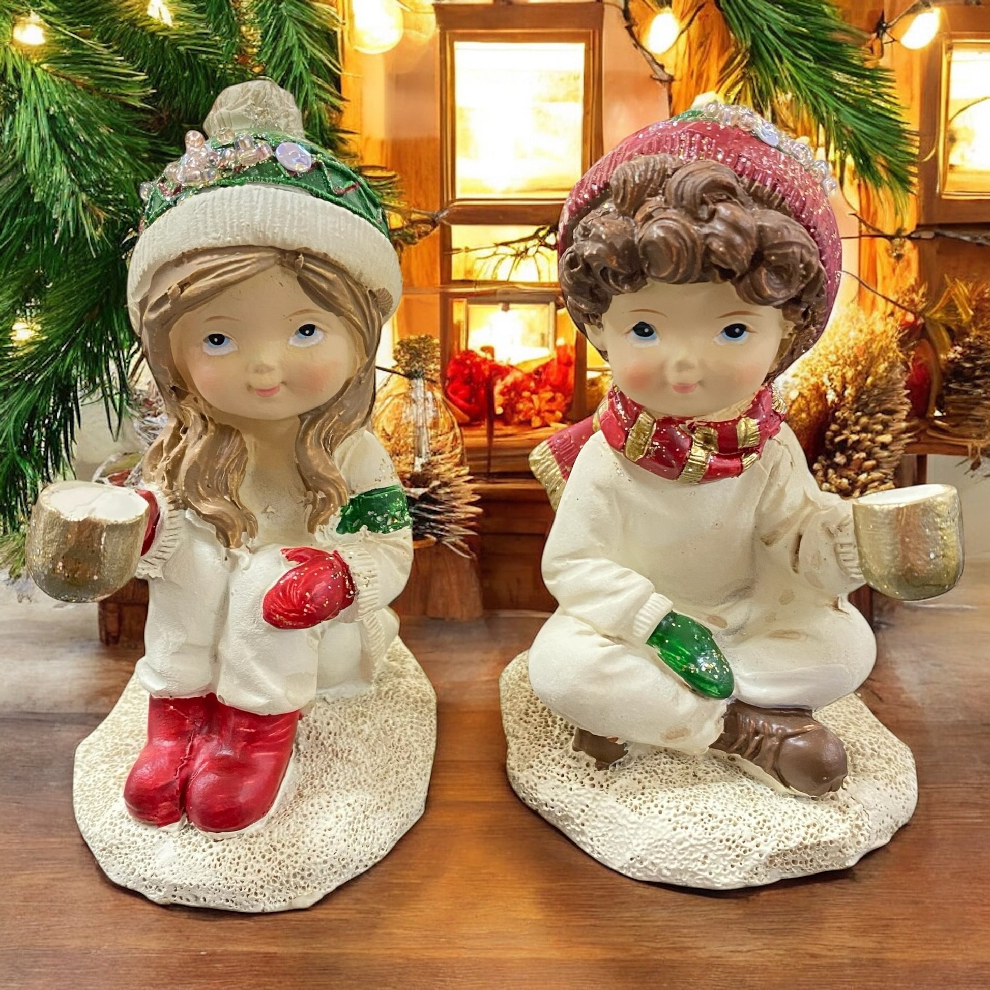 Formano Winterkinder Dekofiguren, Mädchen und Junge mit Tasse, festlich dekoriert im warmen Lichterambiente.