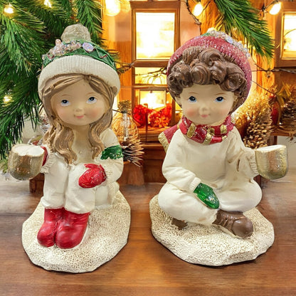 Formano Winterkinder Dekofiguren, Mädchen und Junge mit Tasse, festlich dekoriert im warmen Lichterambiente.