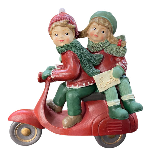 Nostalgie Winterkinder auf Roller sitzend vor weißem Hintergrund 