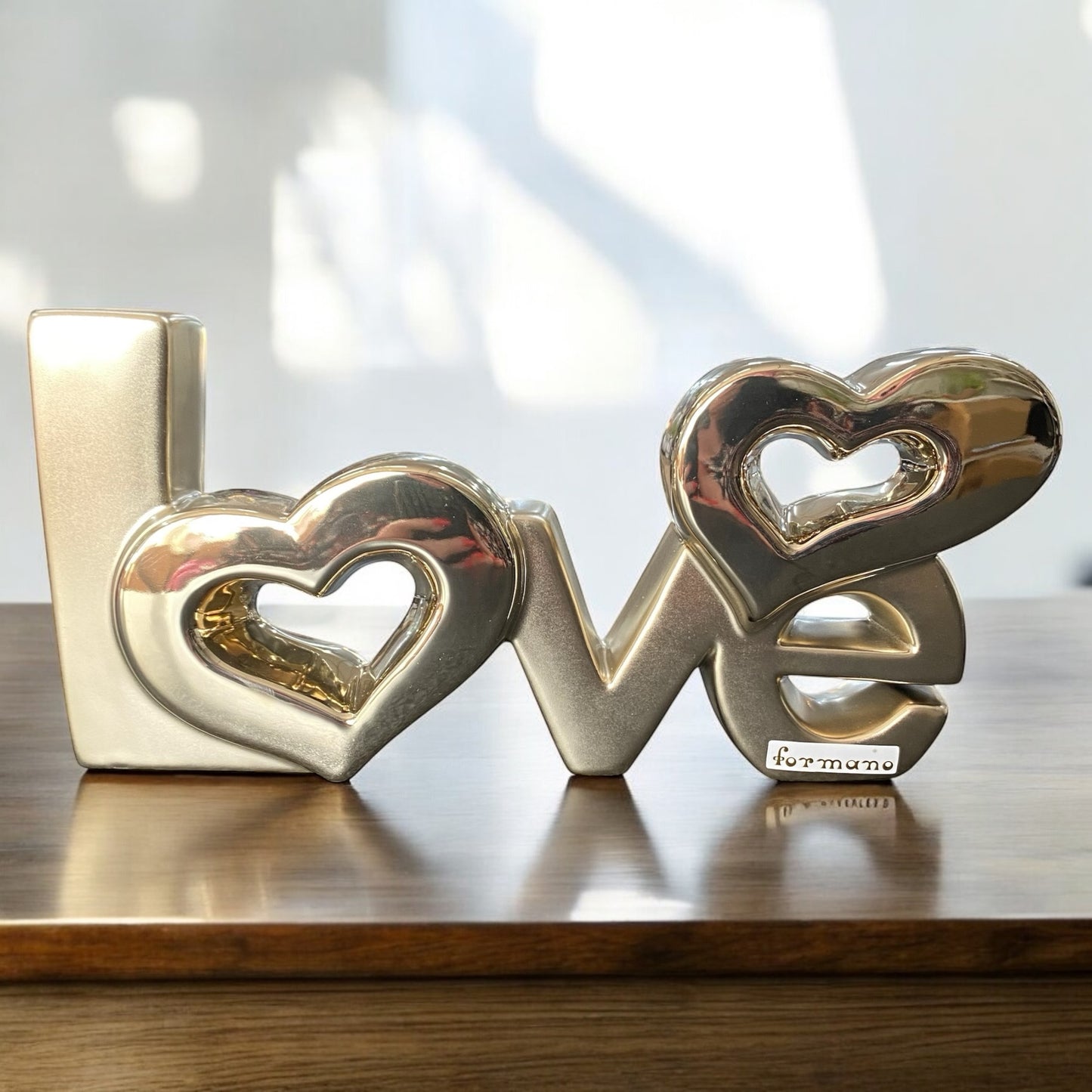 Goldglänzender Dekoaufsteller Love aus Keramik von Formano mit zwei Herz-Aussparungen in den Buchstaben im Ambiente