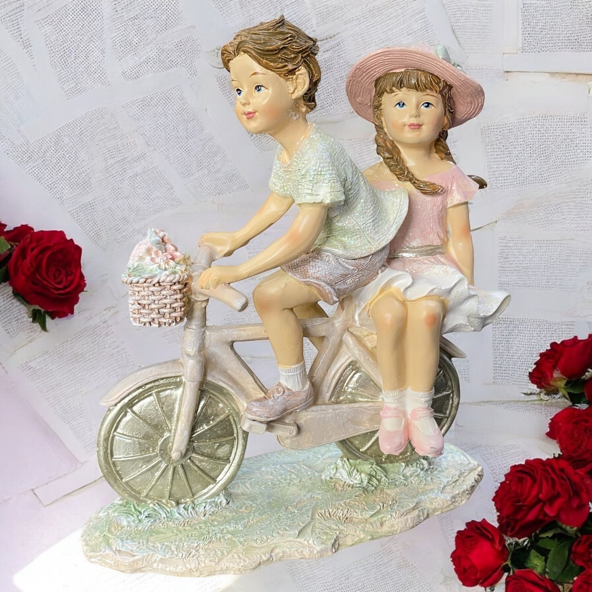 Detailreiche Dekofiguren Kinder Mädchen und Junge auf einem nostalgischen Fahrrad in Pastellfarben im Ambiente