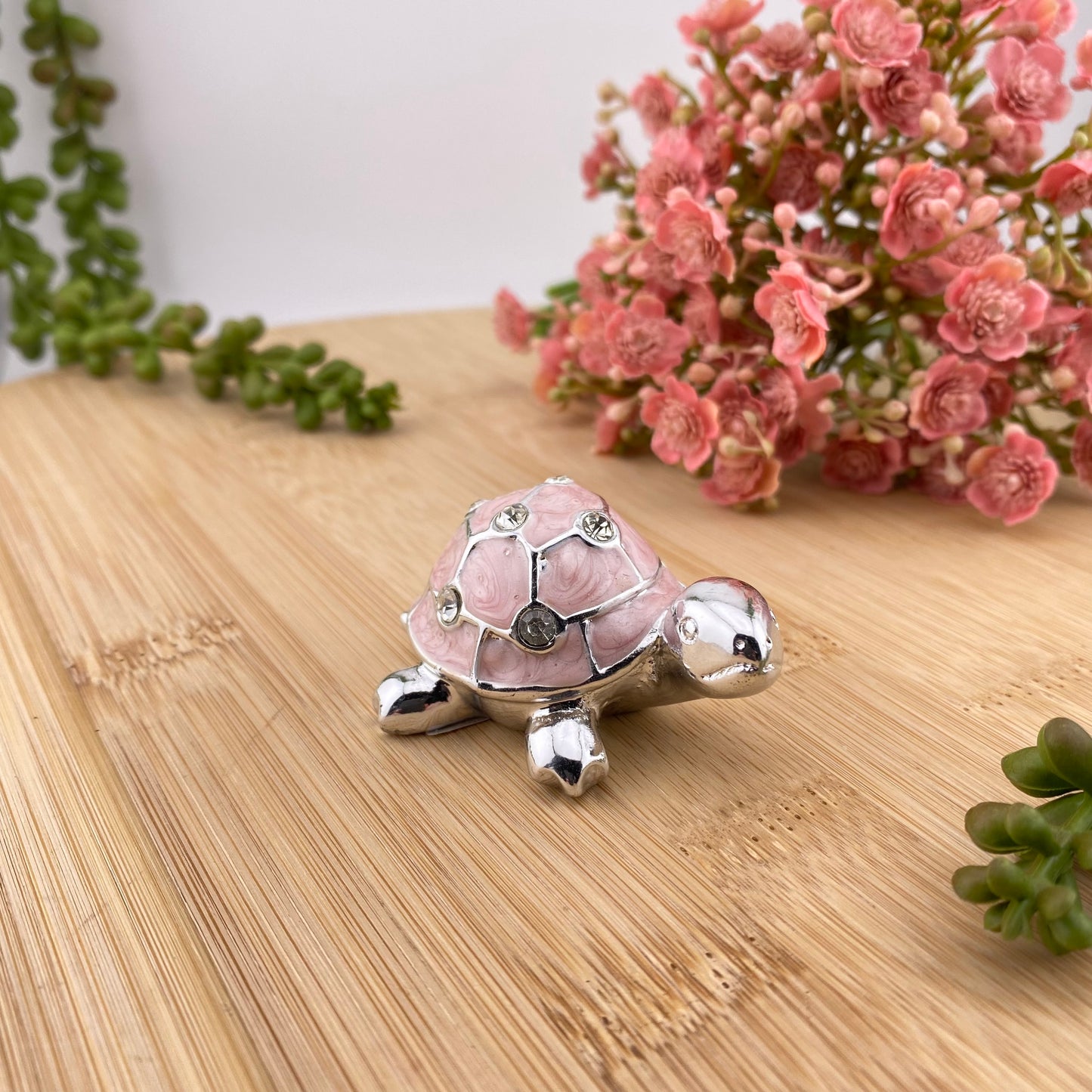 mini Schildkröte in silbern und rosa im Ambiente platziert