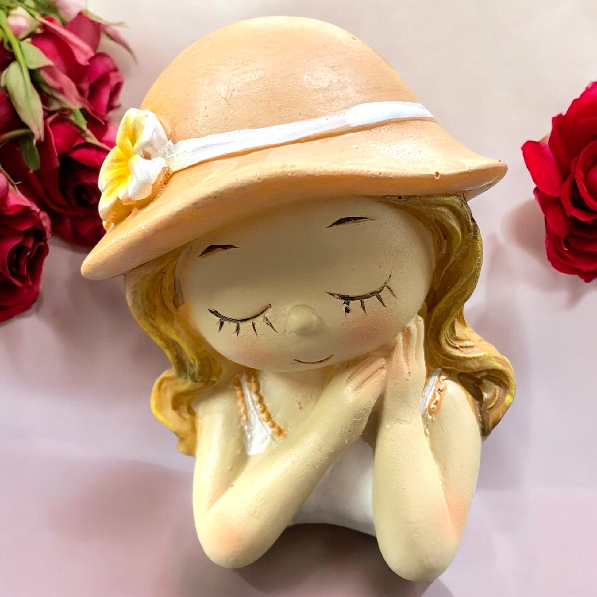 Dekofigur Kinder Mädchen als Blumenmädchen Deko mit Hut in Orange Blick gesenkt im Ambiente