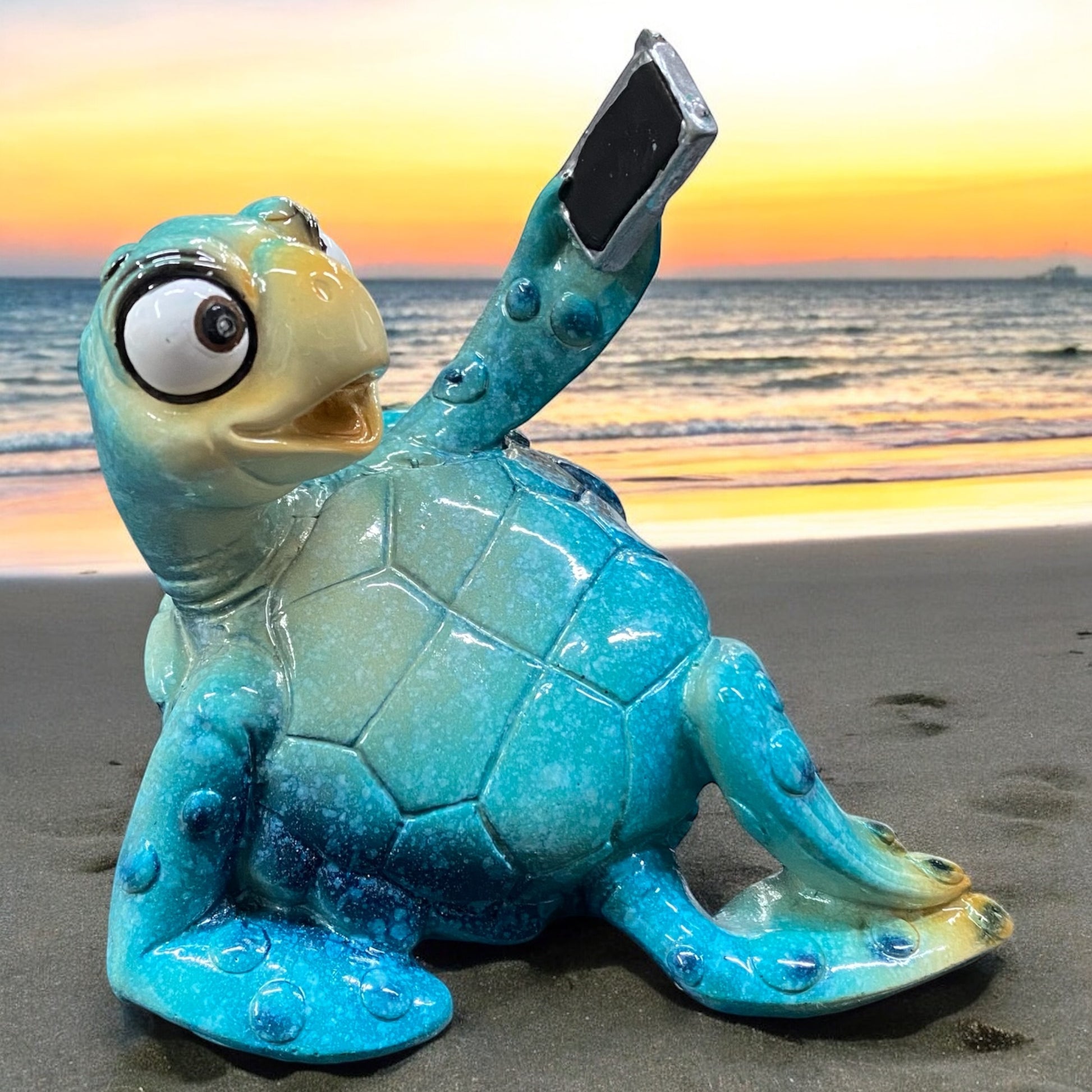 Humorvolle Deko Meeresschildkröte Harry mit Handy in Blau im Ambiente