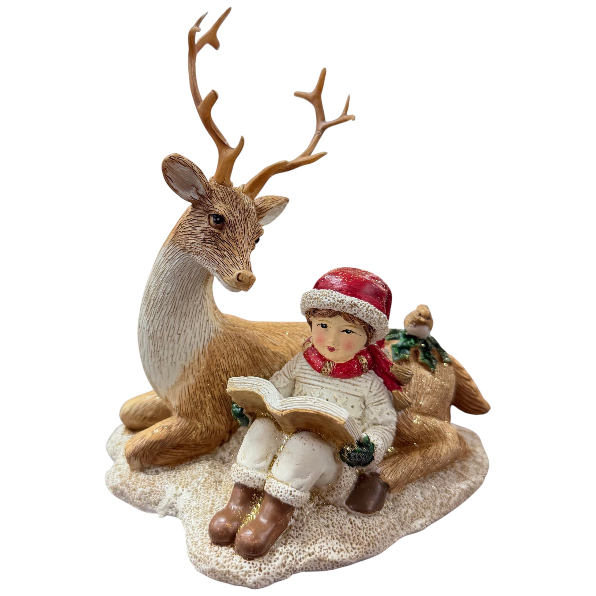 Eine dekorative Figur zeigt ein sitzendes Kind mit roter Mütze, das ein Buch liest, neben einem Hirsch und einem Reh auf einer winterlichen Basis.