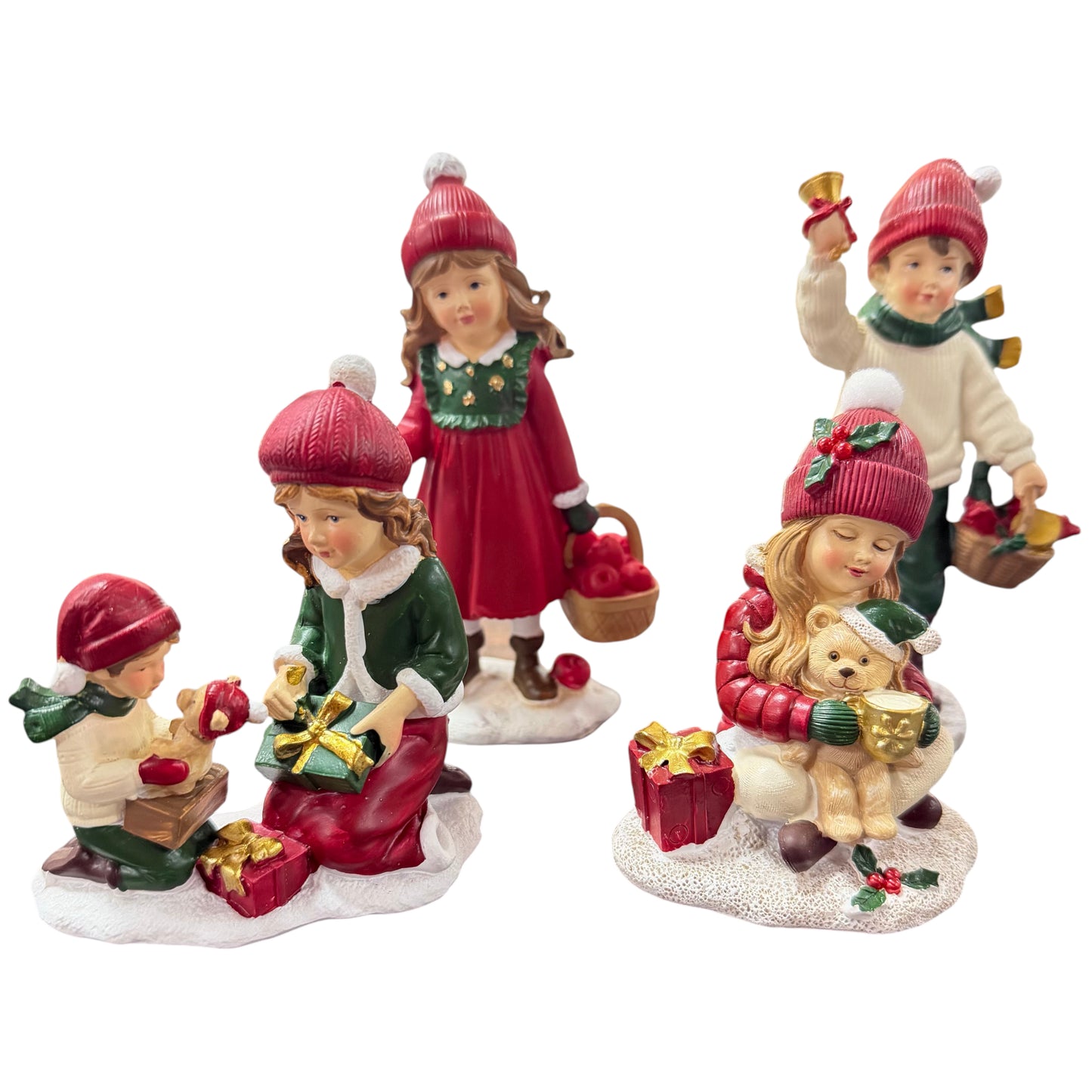 Mehrere dekorative Kinderfiguren in winterlicher Kleidung mit roten Mützen sind in unterschiedlichen Szenen mit Geschenken und Accessoires dargestellt.