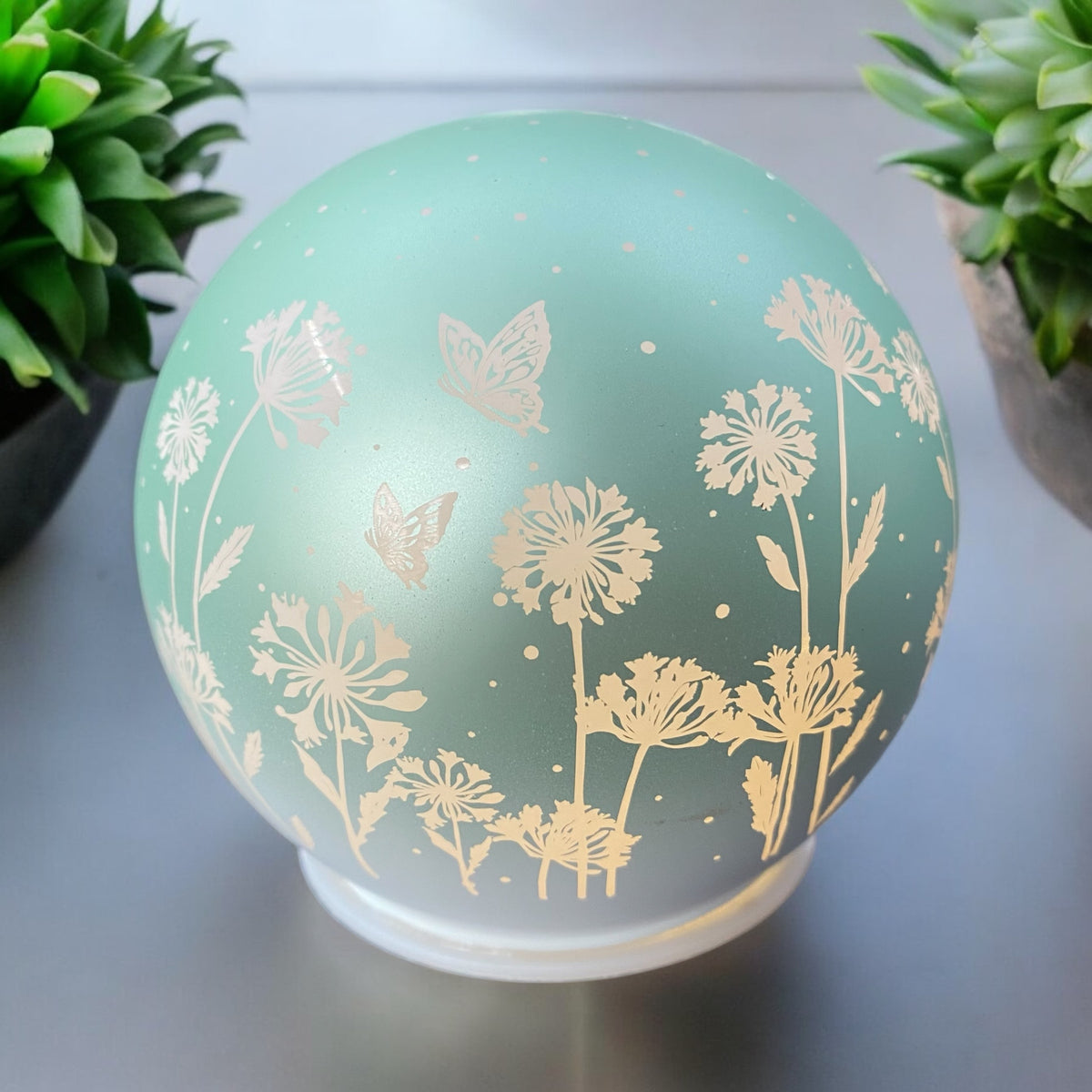 Formano LED-Deko-Glaskugel Mit Blumen & Schmetterling – 13 Cm, Holzsockel, Timer (6h/18h), Batteriebetrieben (3x