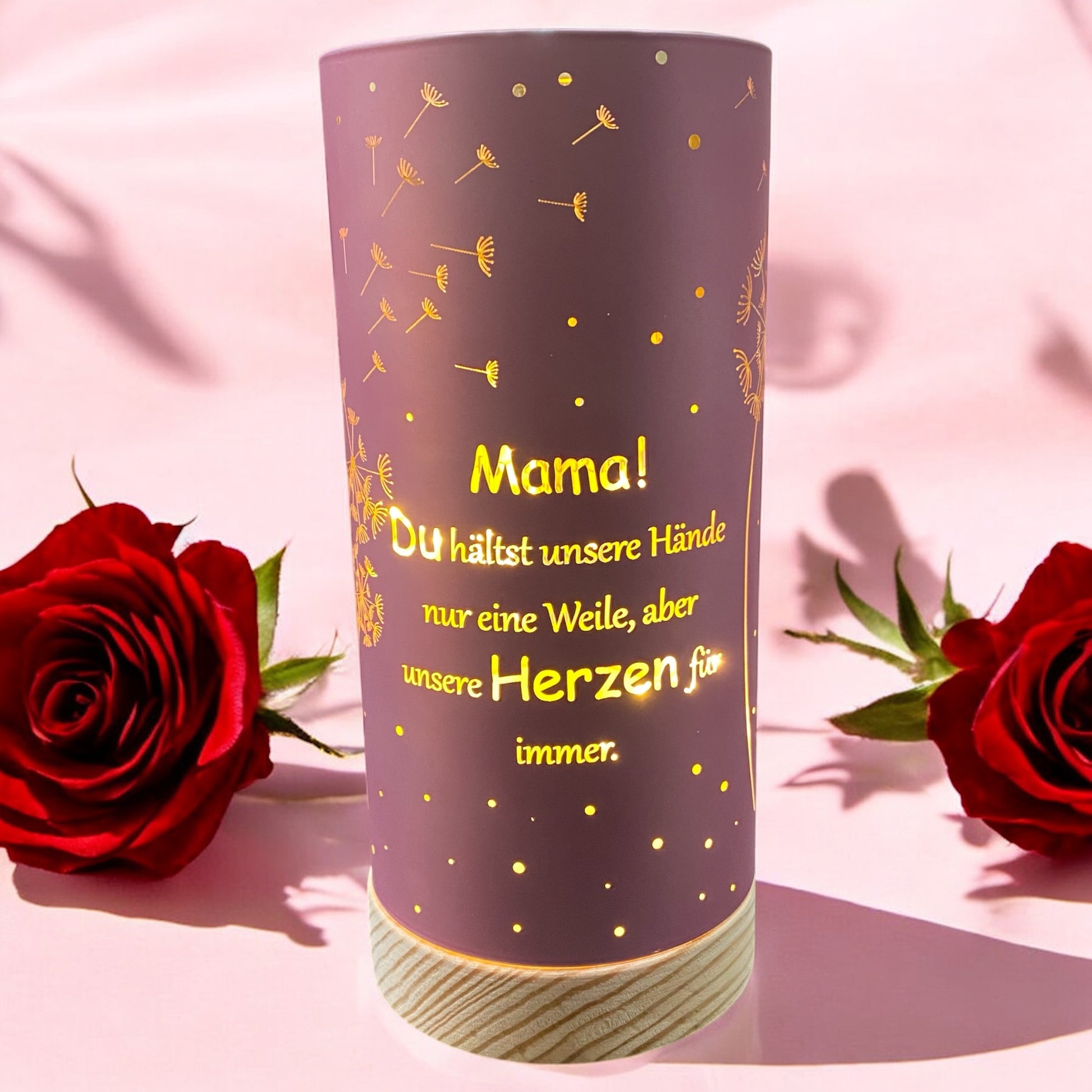 Formano LED Deko Säule in Rosa mit goldenen Pusteblumen und dem Spruch „Mama! Du hältst unsere Hände nur eine Weile, aber unsere Herzen für immer“, aus Glas mit Holzsockel im Ambiente