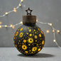 Stimmungsvolle beleuchtete LED-Kugel mit detailreichen Sonnenstrahlen-Motiven in Gold, die ein warmes, festliches Licht erzeugt.