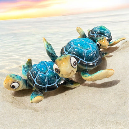 Eine Keramik Deko Figur in Form von drei aufeinander liegenden Schildkröten und blau im Ambiente