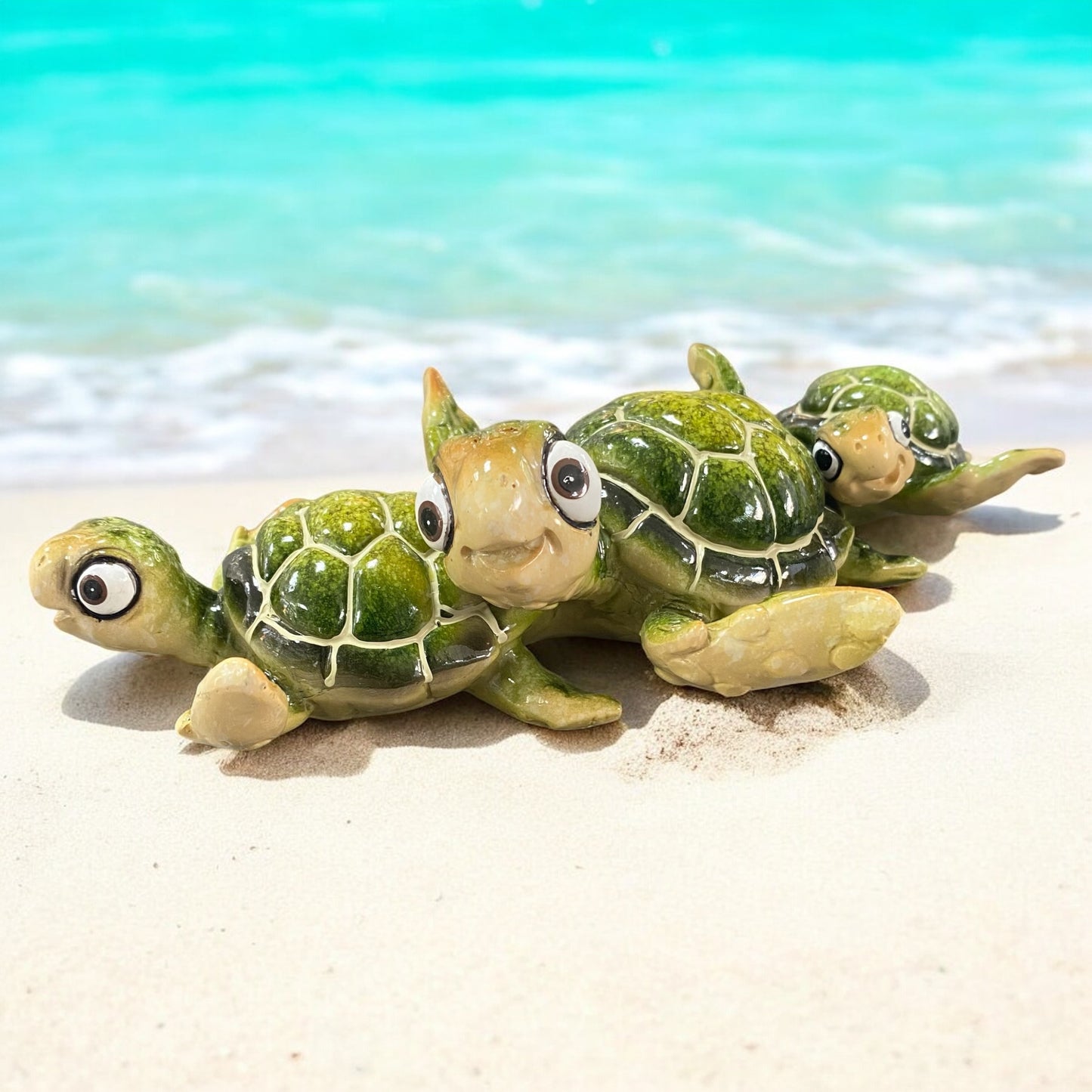 Eine Keramik Deko Figur in Form von drei aufeinander liegenden Schildkröten in grün im Ambiente