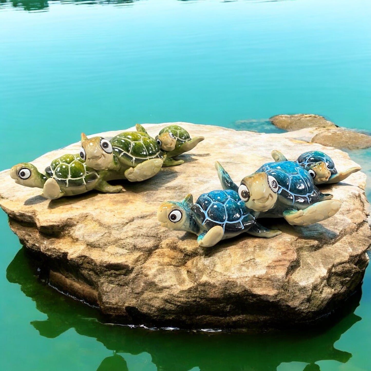 Eine Keramik Deko Figur in Form von drei aufeinander liegenden Schildkröten in grün und blau im Ambiente