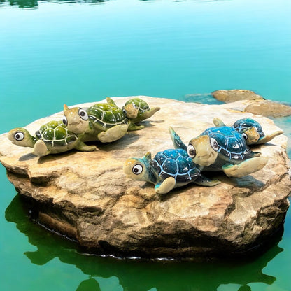 Eine Keramik Deko Figur in Form von drei aufeinander liegenden Schildkröten in grün und blau im Ambiente
