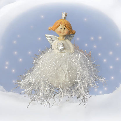 Engelchen mit einem Glitzerkleid und einem Stern haltend im Ambiente platziert