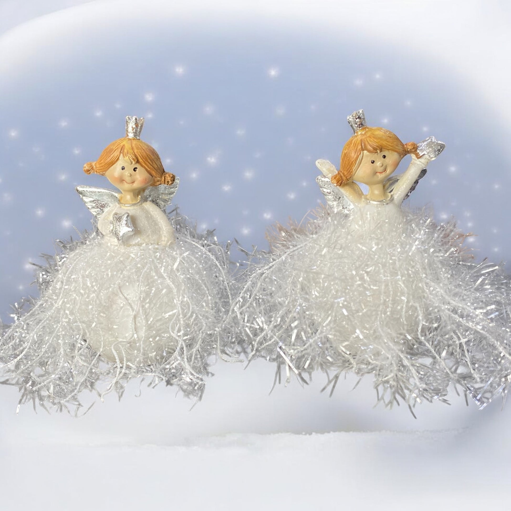 Zwei verschiedene Engelchen mit einem Glitzerkleid im Ambiente platziert