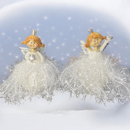 Zwei verschiedene Engelchen mit einem Glitzerkleid im Ambiente platziert