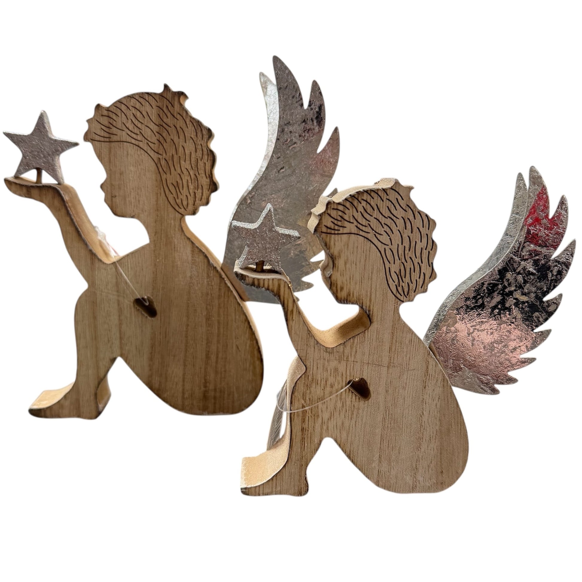 Zwei Holzfiguren in Form von Engeln mit silberfarbenen Flügeln und Sternen in der Hand vor weißem Hintergrund.