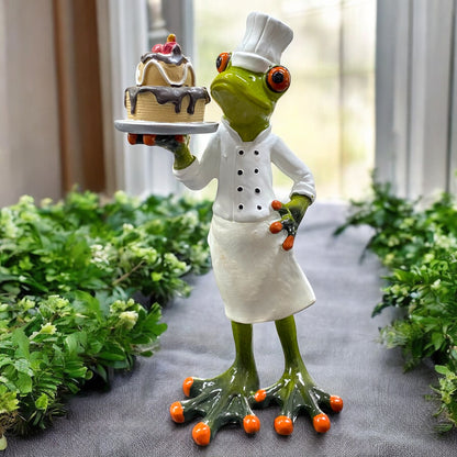 Ein Deko Frosch Bäcker Konditor mit Torte in der Hand aus Formano Froschhausen im Ambiente