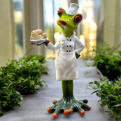 Eine Deko Frosch Bäckerin Konditorin mit Kuchen in der Hand aus Formano Froschhausen im Ambiente