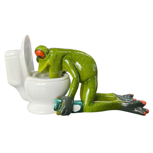 lustiger Deko Frosch kniet mit Dose Alkohol vor dem WC und übergibt sich aus Kunststein der Serie Formano Froschhausen vor weißem Hintergrund
