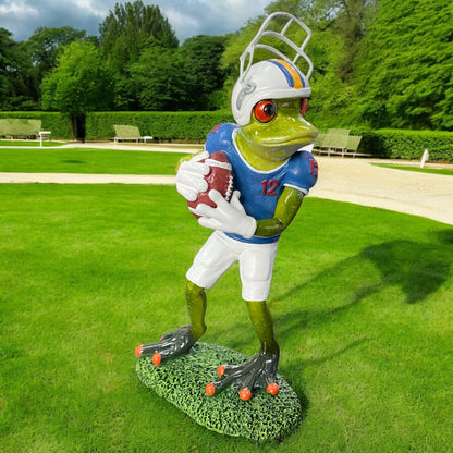 Deko Frosch als Rugby American Football Spieler in blauem Shirt aus Kunststein der Serie Formano Froschhausen im Ambiente