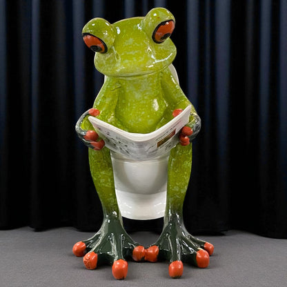 Formano Froschhausen Dekofigur Frosch auf Toilette mit Zeitung in der Hand im Ambiente frontale Ansicht