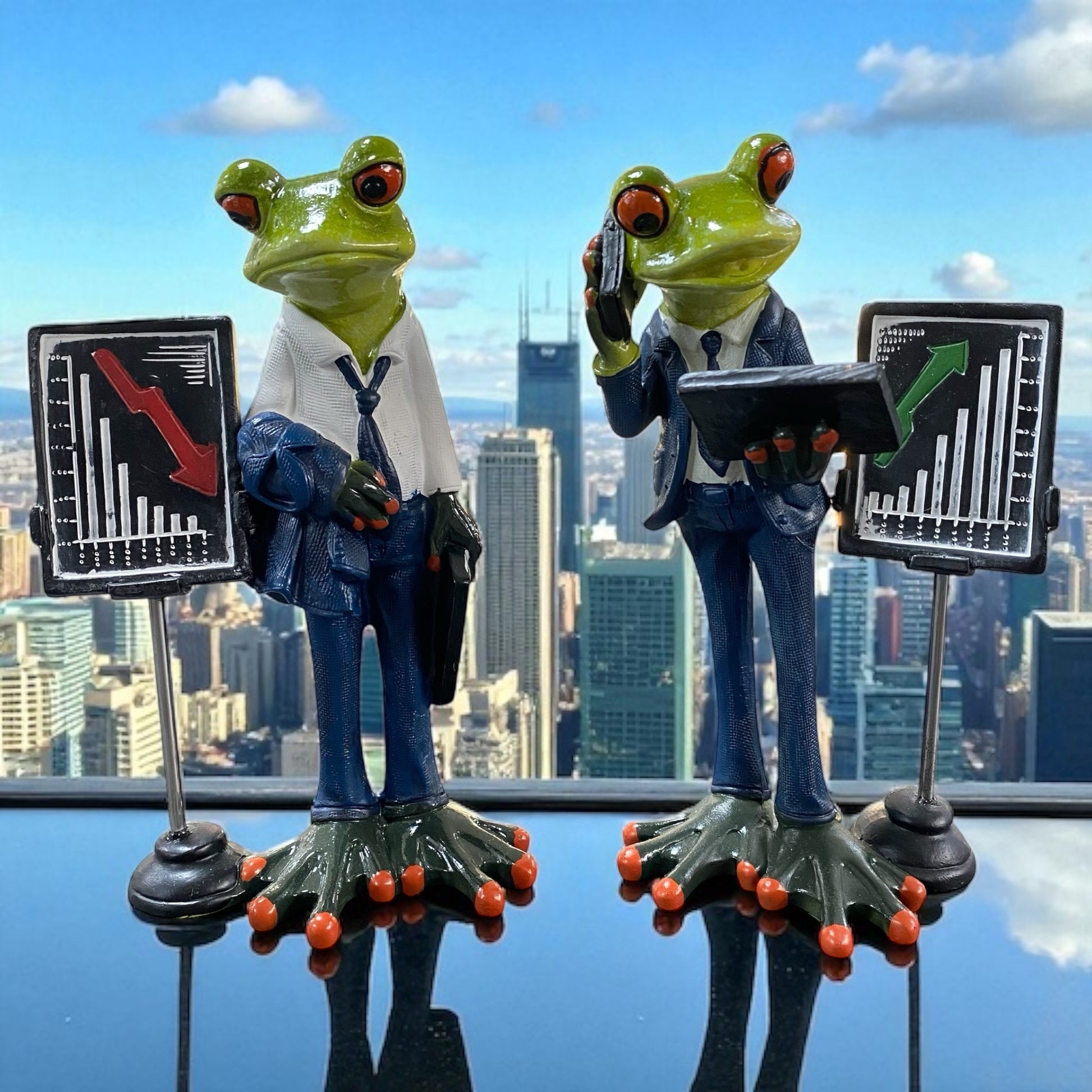 Zwei Formano Froschhausen Büro- & Finanzberater-Deko Frösche im Anzug und Börsendiagramm im Ambiente