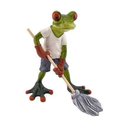 Ein Frosch Dekofigur Hausmeister der Serie Froschhausen, der den Boden mit einem Mop wischt. Dekofrosch vor weißem Hintergrund platziert.