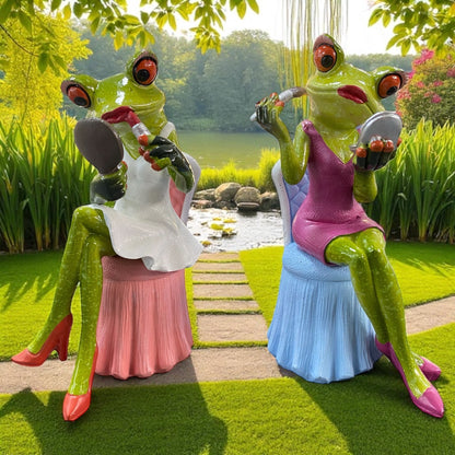 Zwei Formano Froschhausen Dekofigur Frosch Ladies beim Schminken im Ambiente
