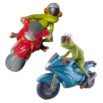 Zwei Dekofigur Frösche der Serie Froschhausen sitzen auf einem blauen und rotem Motorrad und sind vor weißem Hintergrund platziert.