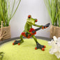 Ein Dekofigur Frosch mit roter Gitarre im Ambiente platziert.