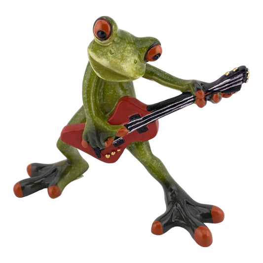 Ein Dekofigur Frosch mit roter Gitarre vor weißem Hintergrund platziert.