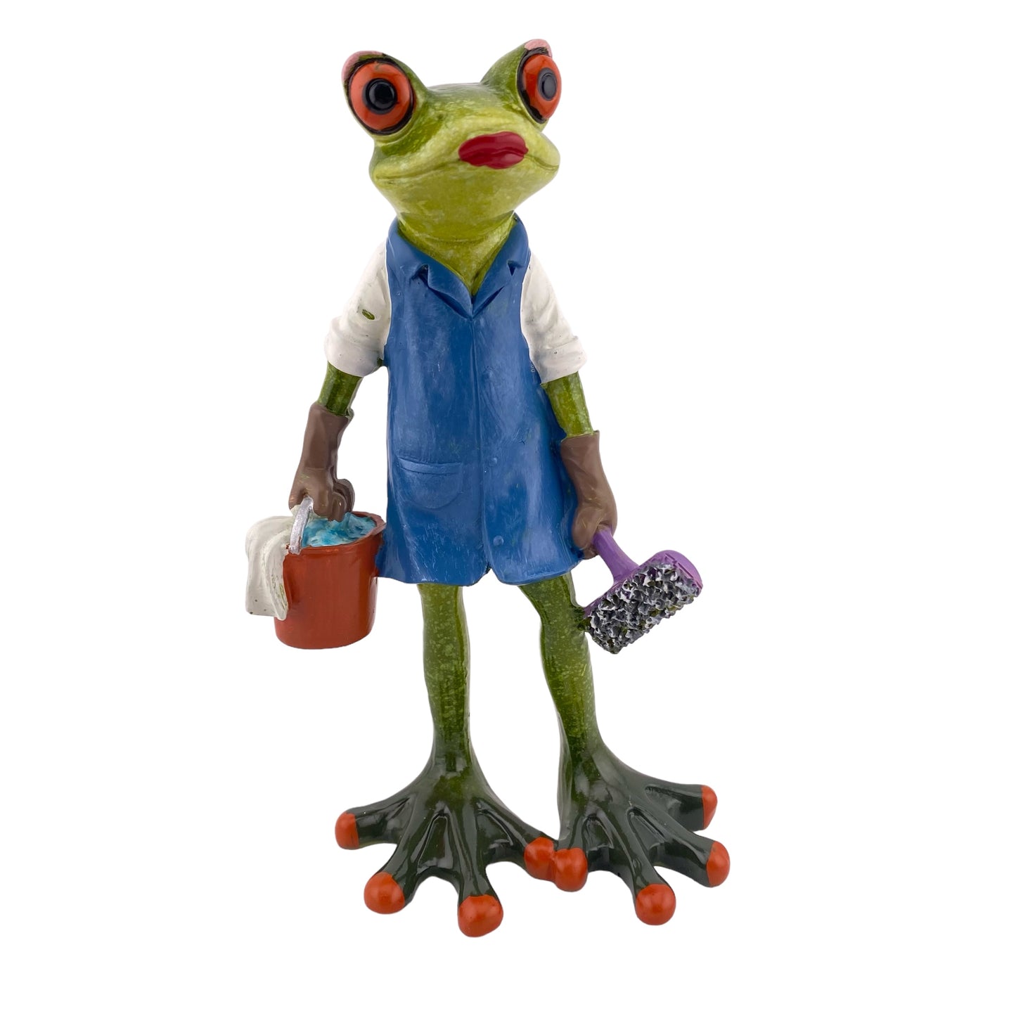 Eine Frosch Dekofigur Putzfrau der Serie Froschhausen, die einen roten Putzeimer und Schrubber in der Hand hält. Dekofrosch vor weißem Hintergrund platziert.