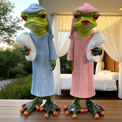 Zwei Formano Froschhausen Dekofigur Frösche mit Schlafmütze und Kissen in rosa und hellblauer Robe im Ambiente