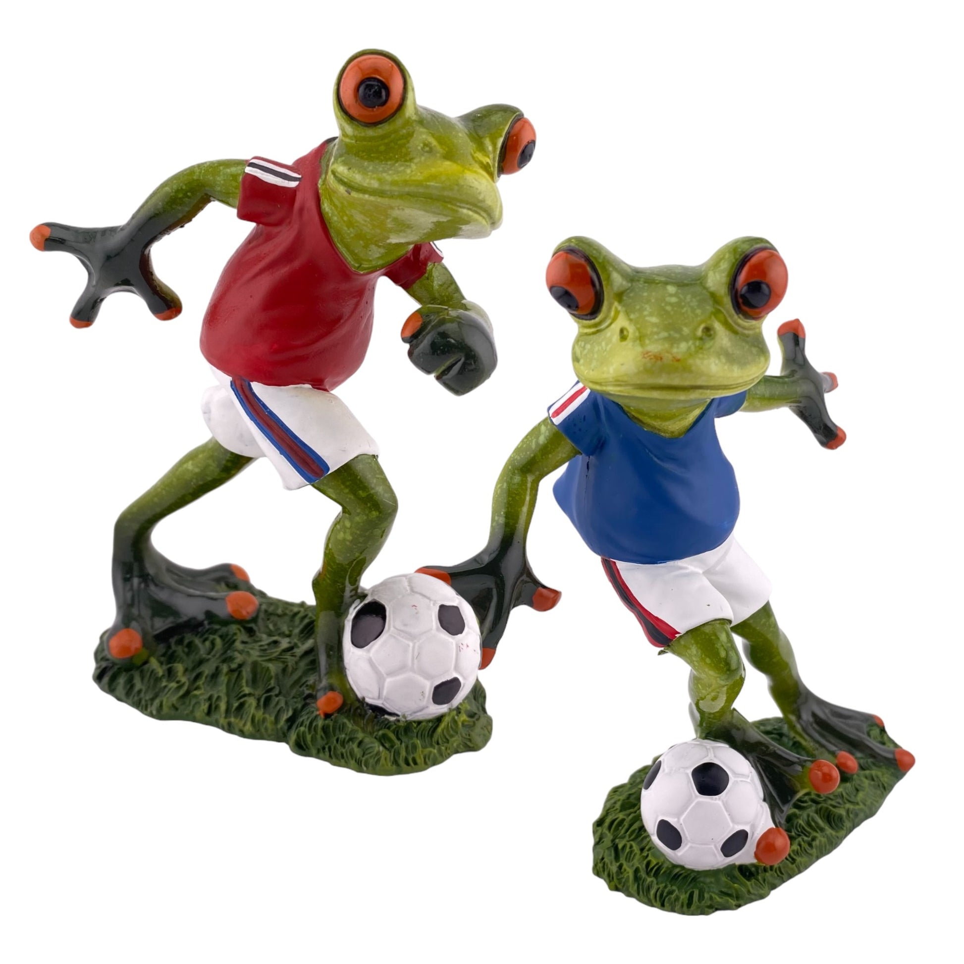 Zwei Frosch Dekofiguren vor weißem Hintergrund, die fußballspielende Frösche in rotem und blauem Trikot mit Fußball abbildet.