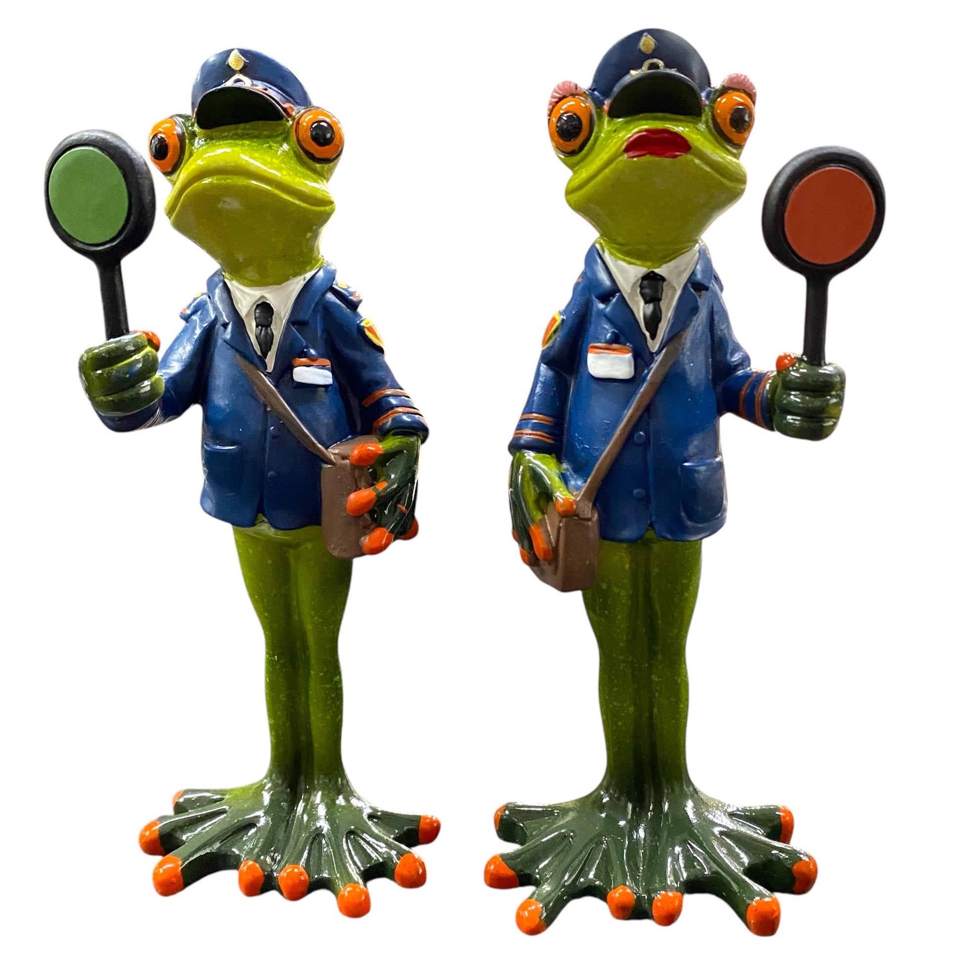 Zwei Frösche Dekofiguren vor weißem Hintergrund, die einen männlichen & weiblichen Frosch als Zugbegleiter abbildet. Sie tragen eine Kelle in der Hand &  tragen eine blaue Uniform und eine Umhängetasche.