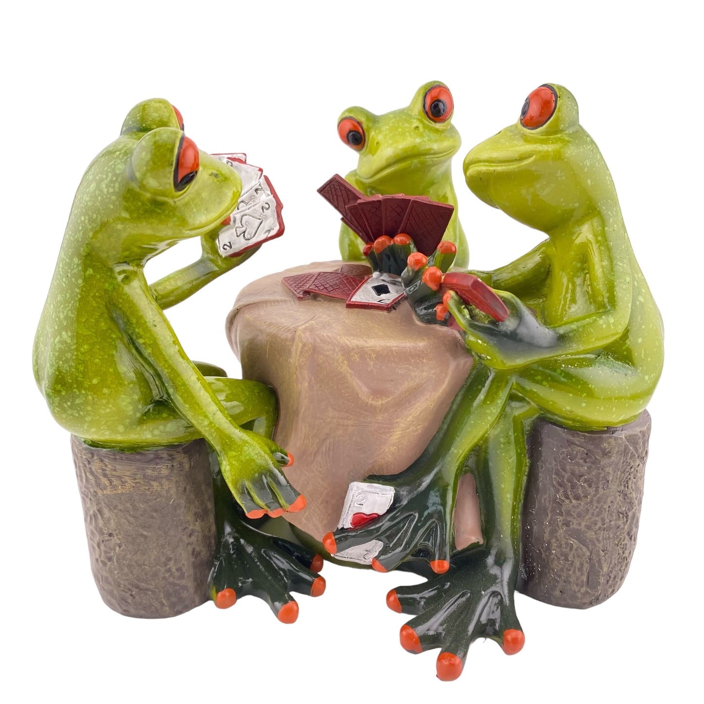 Ein Frosch Dekofigur der Serie Froschhausen, bei der drei Deko-Frösche an einem Tisch sitzen und Poker spielen. Die Froschfigur ist vor weißem Hintergrund platziert.