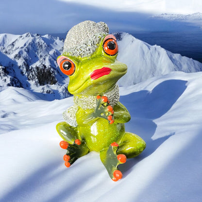 Dekofrosch mit Schal und Mütze passend für den Winter. Im Ambiente platziert