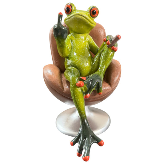 Grüner Formano Frosch sitzt mit Zigarre und erhobenem Mittelfinger in einem braunen Drehsessel vor weißem Hintergrund