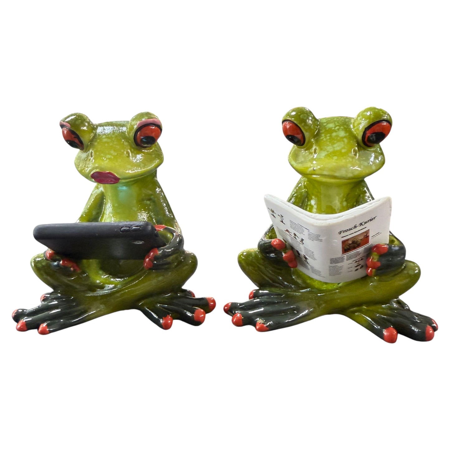 Zwei sitzende grüne Formano Frösche halten ein schwarzes Tablet und den weißen Frosch-Kurier vor weißem Hintergrund.