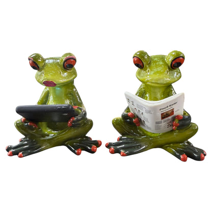 Zwei sitzende grüne Formano Frösche halten ein schwarzes Tablet und den weißen Frosch-Kurier vor weißem Hintergrund.