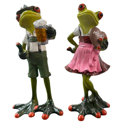 Zwei grüne Formano Frösche in Lederhose und rosa Dirndl mit Bierkrug und Lebkuchenherz vor weißem Hintergrund.