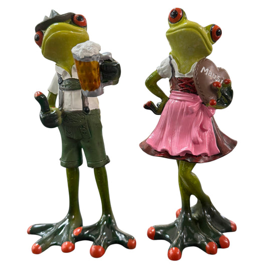 Zwei grüne Formano Frösche in Lederhose und rosa Dirndl mit Bierkrug und Lebkuchenherz vor weißem Hintergrund.