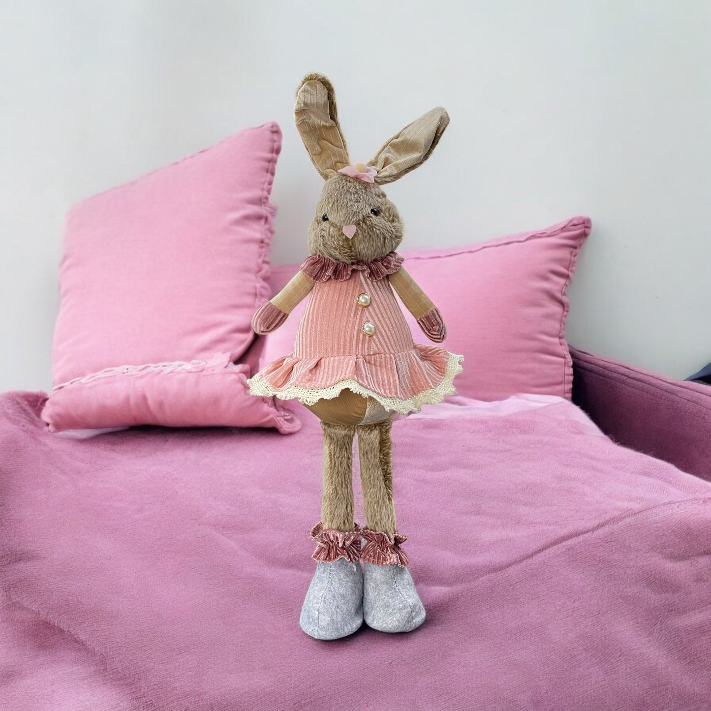 Zwei Deko Stoff Osterhasen zum Aufstellen. Ein weiblicher Osterhase mit rosa Kleid im Ambiente