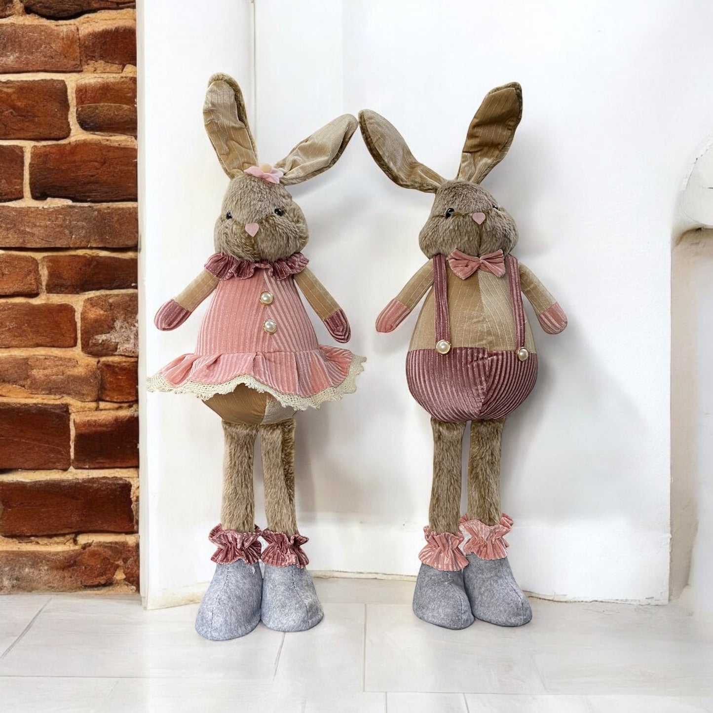 Zwei Deko Stoff Osterhasen zum Aufstellen. Ein weiblicher & männlicher Osterhase mit rosa Kleid und Rosa Hosenträgern im Ambiente