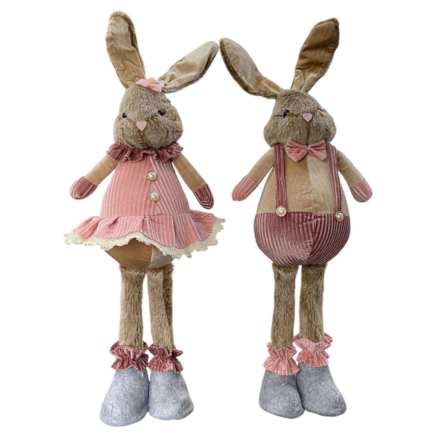 Zwei Deko Stoff Osterhasen zum Aufstellen. Ein weiblicher & männlicher Osterhase mit rosa Kleid und Rosa Hosenträgern vor weißem Hintergrund.