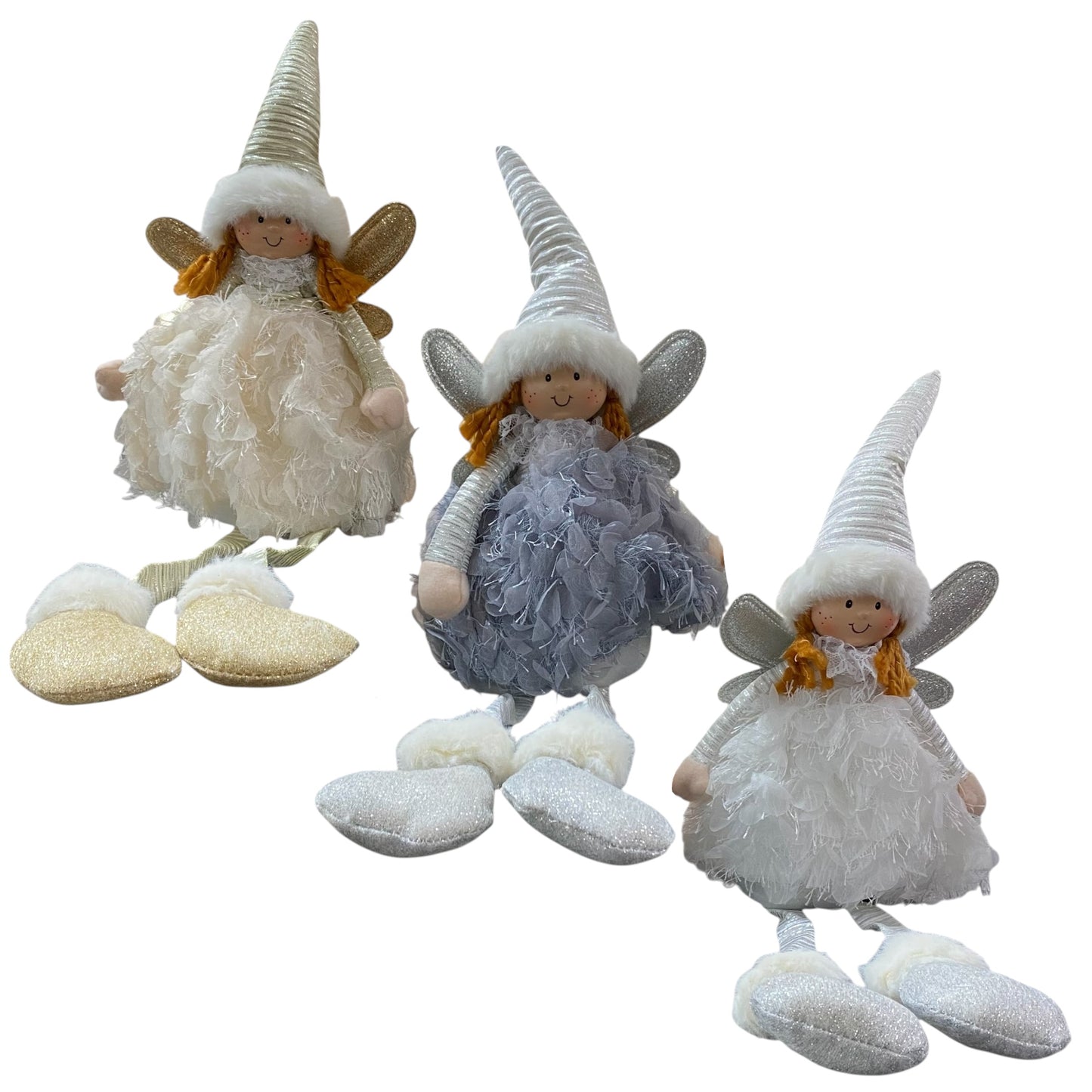 Drei sitzende Stoff-Engelfiguren mit langen Zipfelmützen, goldenen oder silbernen Flügeln und flauschigen Kleidern in den Farben Weiß, Creme und Grau.