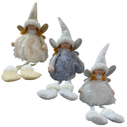 Drei sitzende Stoff-Engelfiguren mit langen Zipfelmützen, goldenen oder silbernen Flügeln und flauschigen Kleidern in den Farben Weiß, Creme und Grau.