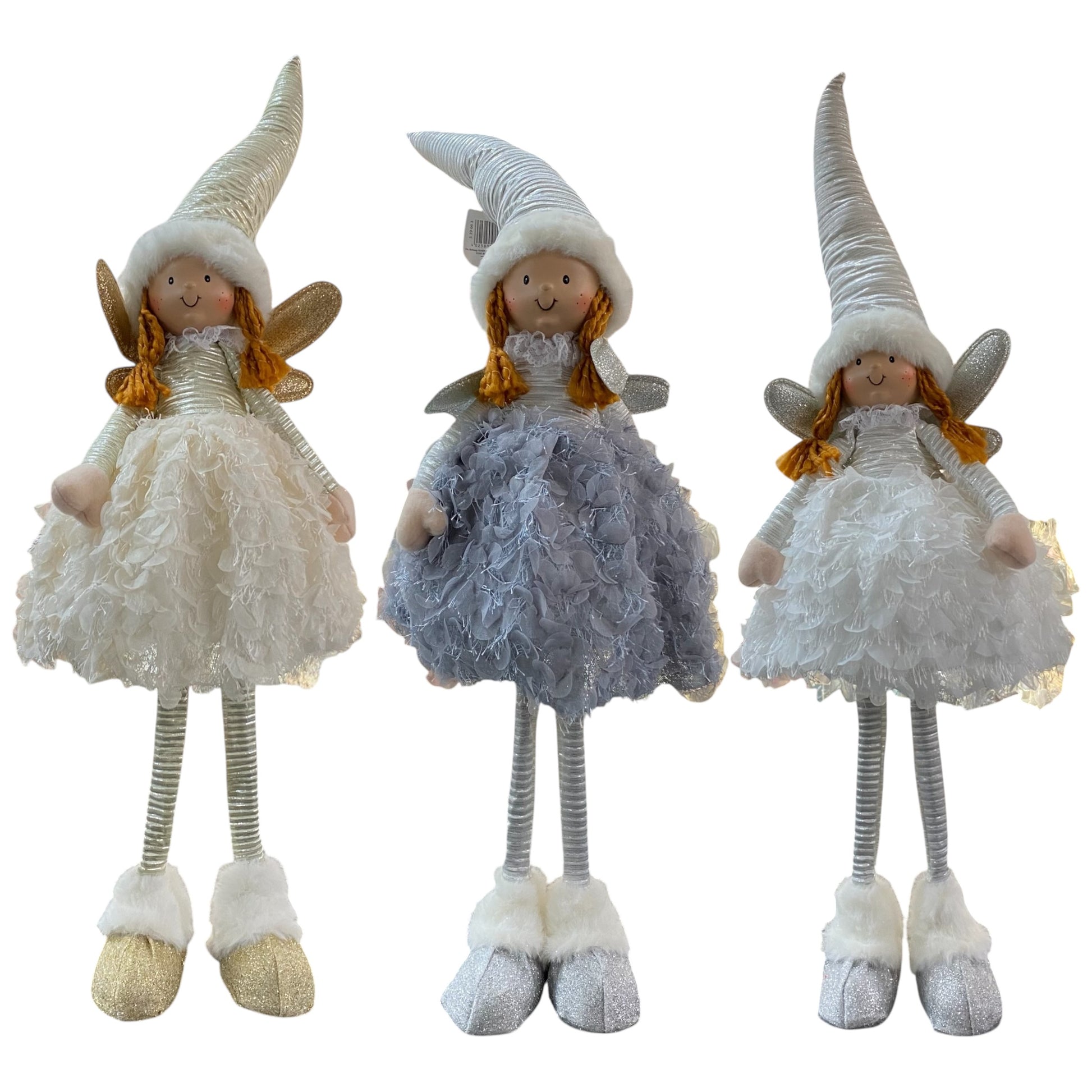 Drei stehende Stoff-Engelfiguren mit langen Beinen, Zipfelmützen und flauschigen Kleidern in den Farben Weiß, Creme und Grau.